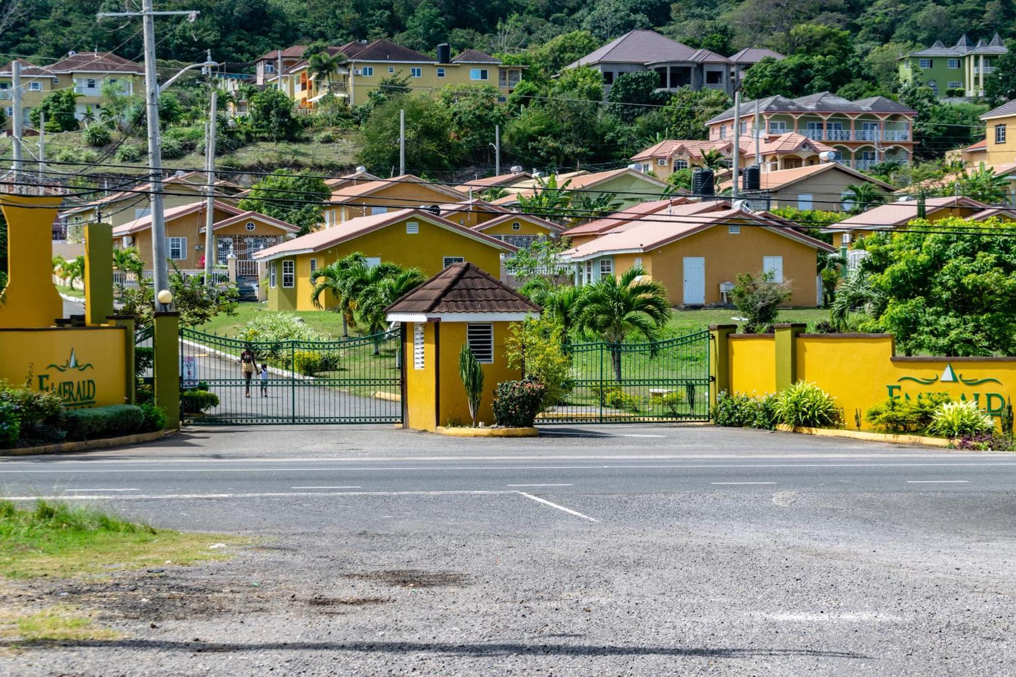 Ocho Rios Emerald 2 Bed 10 Mins Ocho Rios 24Hrs Hot Water Wi Fi Bilik gambar